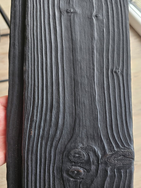 Dziļi melns dedzināts tuvplāns