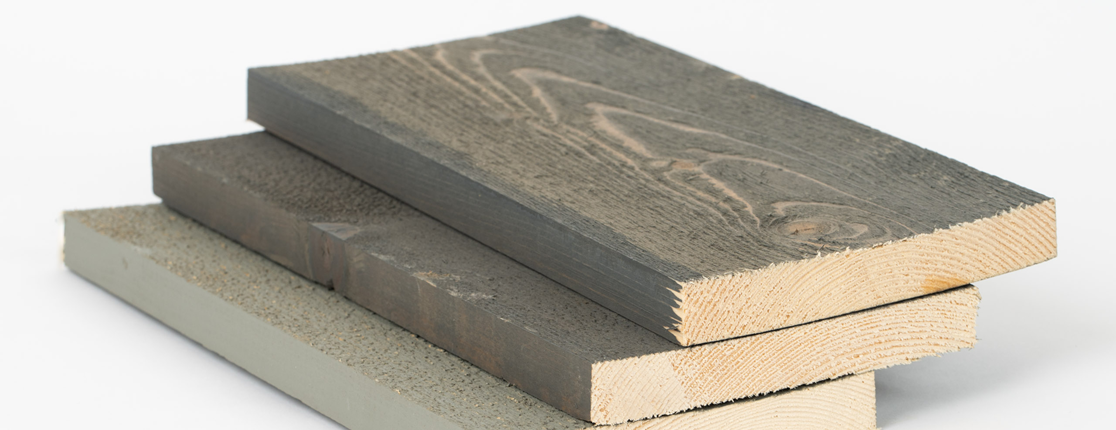 Krāsoti ārējie apdares dēļi, pelēki toņi, skats no sāna