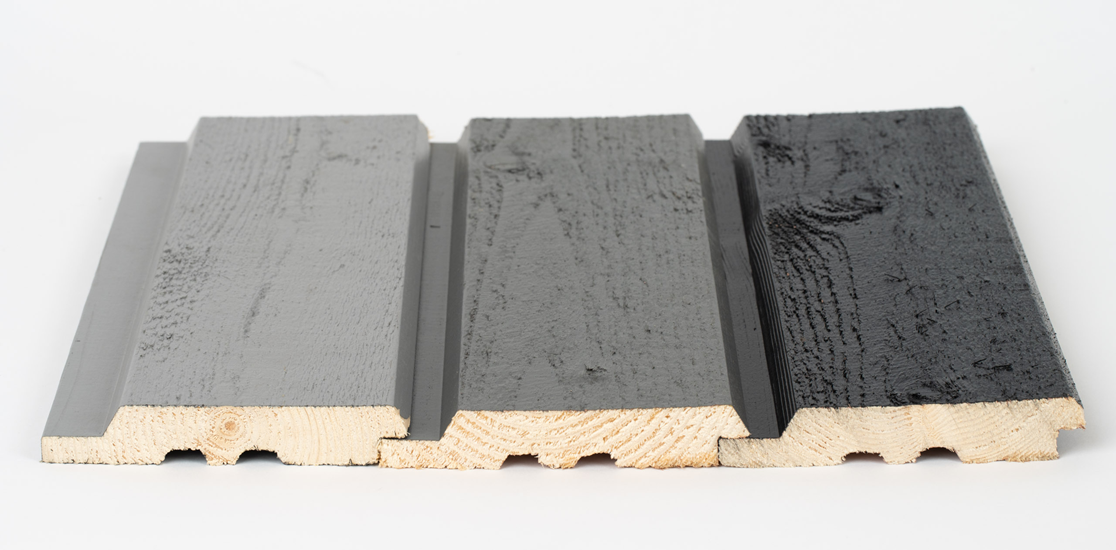 Krāsoti ārējie apdares dēļi, trīs pelēki toņi ar spundi