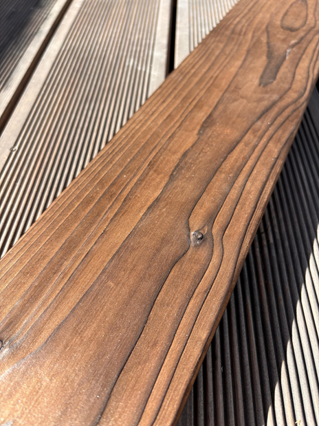 Terases dēlis birstēts un dedzināts, tuvplāns